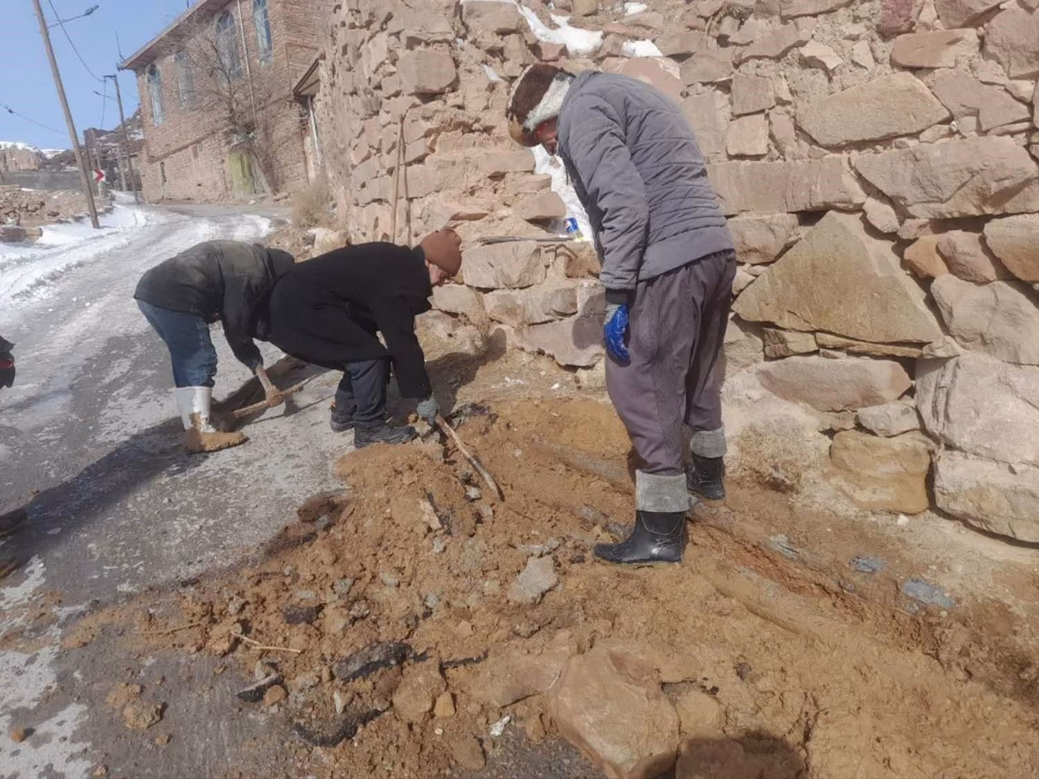 بازسازی خطوط انتقال آب و رفع قطعی در چناران شهر و روستای اسفیدان بجنورد