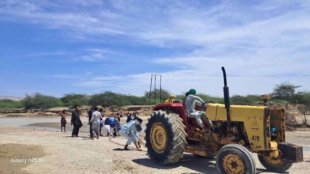 بازگشت آب به روستاهای سیل‌زده زرآباد