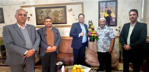 تقدیر از خانواده ایثارگران به مناسبت ایام مبارک دهه فجر
