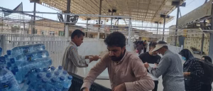 توزیع آب توسط شرکت آب منطقه‌ای ایلام برای حجاج ورودی از مرز مهران