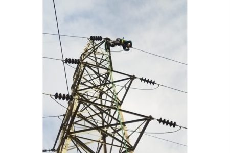 به منظور افزایش پایداری شبکه برق مشترکین فردیس کرج انجام شد؛ جابجایی خطوط پربار از روی پست‌های مشترک