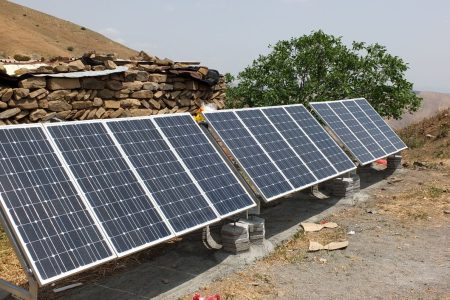 نصب ۳۰۰ پنل خورشیدی در پشت بام منازل مددجویان کمیته امداد در خوزستان تایید شد
