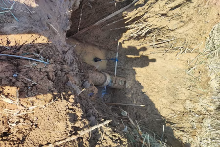 رفع سریع شکستگی خط انتقال آب زارچ با تلاش جهادی نیروهای آبفا