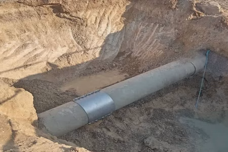 رفع شکستگی خط انتقال آب ابرکوه با تلاش جهادی نیروهای امداد و حوادث آبفا