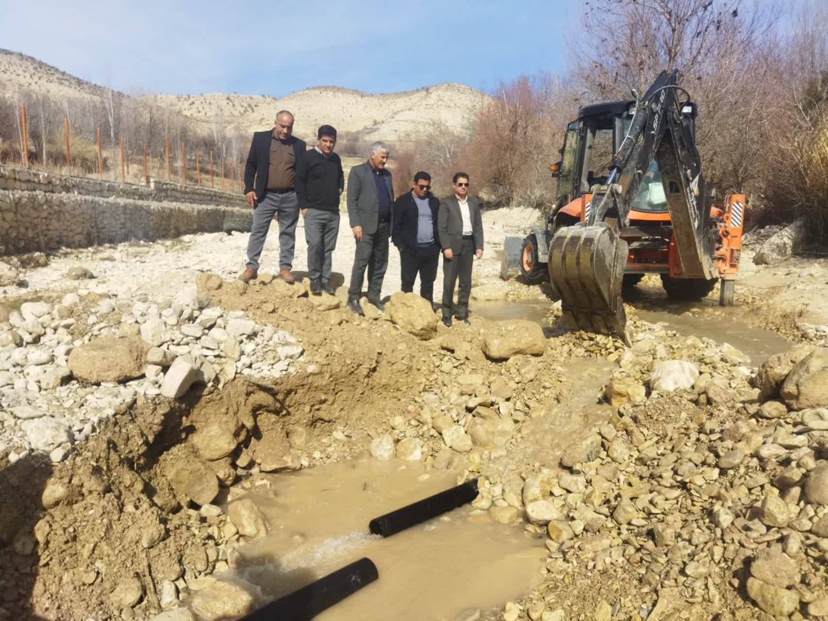 رفع شکستگی خط انتقال آب در کف رودخانه محدوده روستای میدان