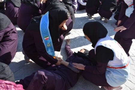 برگزاری مانور زلزله در دبیرستان دخترانه یزد