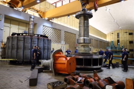 عملیات دمونتاژ شفت و چرخ توربین ۴۰ تنی واحد شماره ۵ نیروگاه سد دز