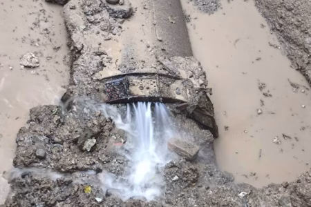 عملیات رفع نشتی خط حیاتی فولادی