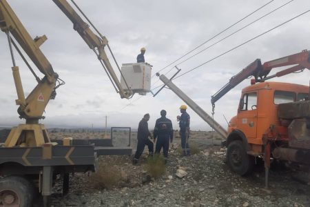 تلاش برای رفع آسیب های شبکه برق در طوفان مورخ ۱۶ مرداد