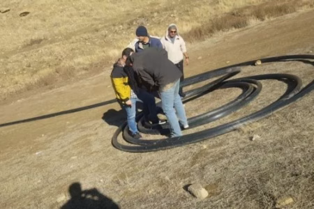 قطع و جمع‌آوری لوله‌های انتقال آب به اراضی دیم در شاهین‌دژ