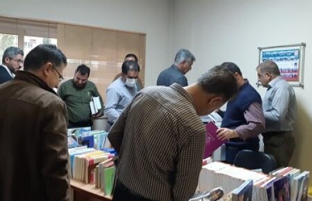 نمایشگاهی به مناسبت هفته کتاب در کتابخانه آب منطقه ای فارس برگزار شد