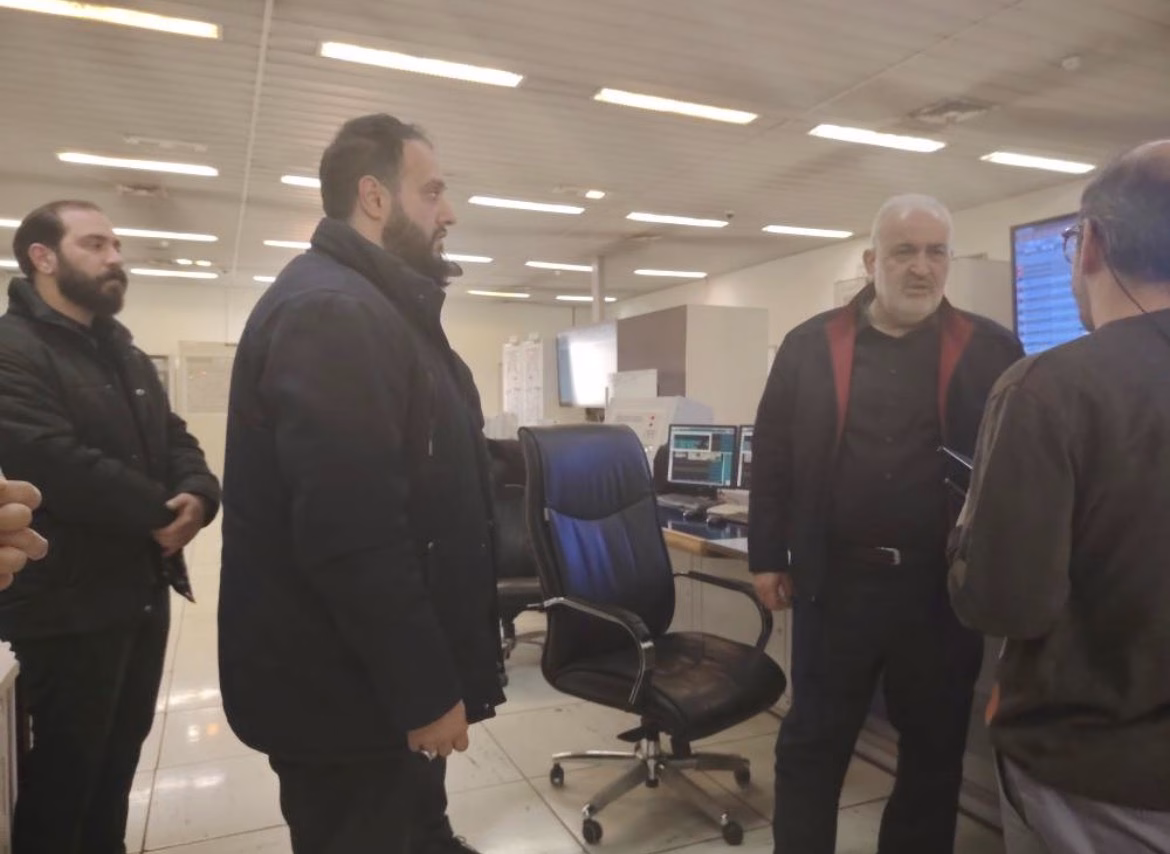کارکنان صنعت آب و برق شبانه‌روزی در حال خدمت رسانی هستند