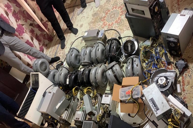 کشف ١٢ دستگاه رمز ارز غیرمجاز در شهر چمستان استان مازندران