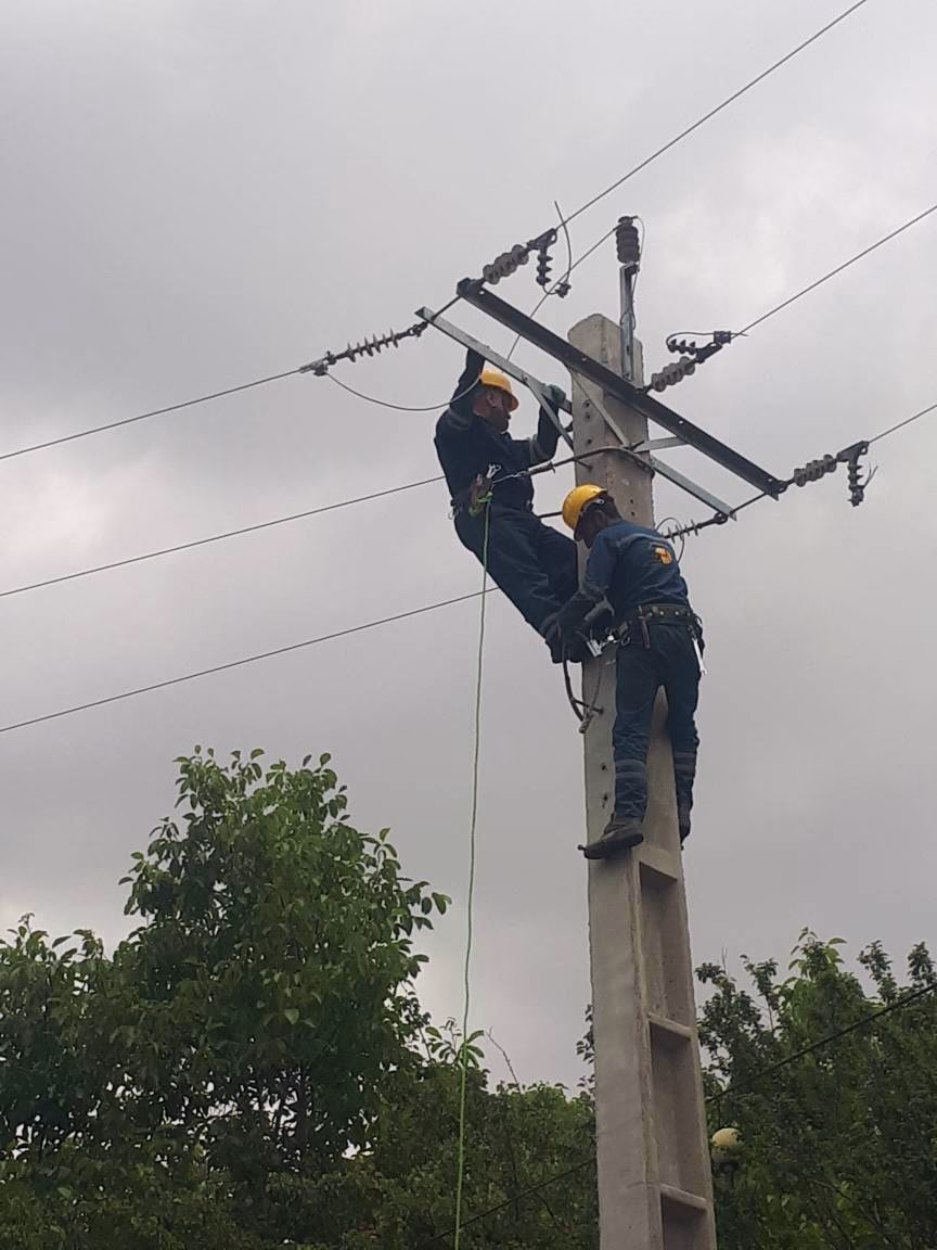 خدمت‌رسانی بی‌وقفه کارکنان برق اسکو در پی طوفان و سیلاب عنصرود